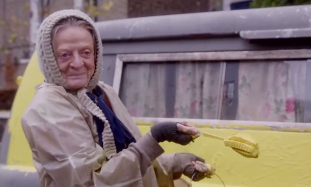 Maggie_Smith_lives_on_Alan_Bennett_s_driveway_in_The_Lady_in_the_Van_trailer