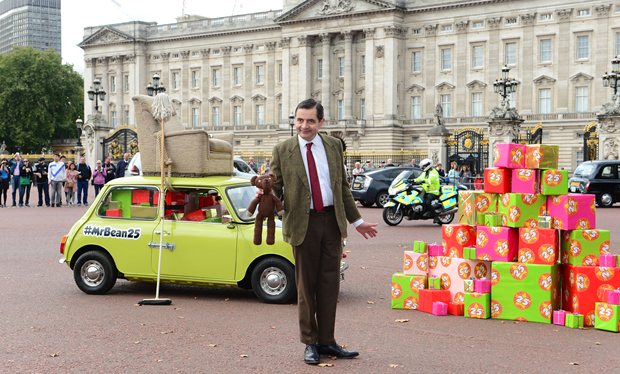 Mr_Bean_drives_to_Buckingham_Palace_on_the_roof_of_his_car_to_celebrate_turning_25