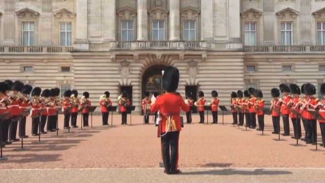 Paying ‘respect’ to Aretha Franklin at Buckingham Palace during the Changing of the Guards