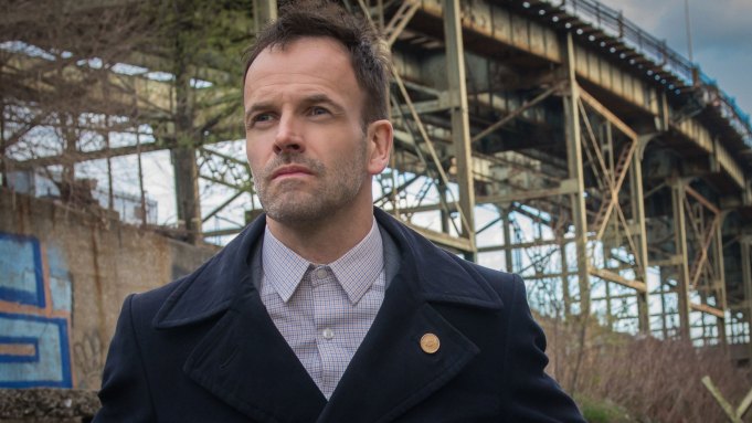 Jonny Lee Miller takes the keys to 10 Downing Street for S5 of ‘The Crown’